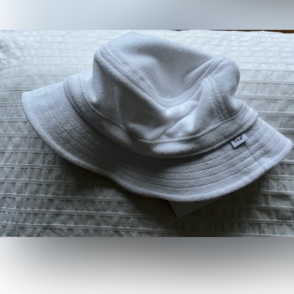 NEW WITH TAGS - Aritzia White TNA Terry Bucket Hat Size S/M - Picture 1 of 2